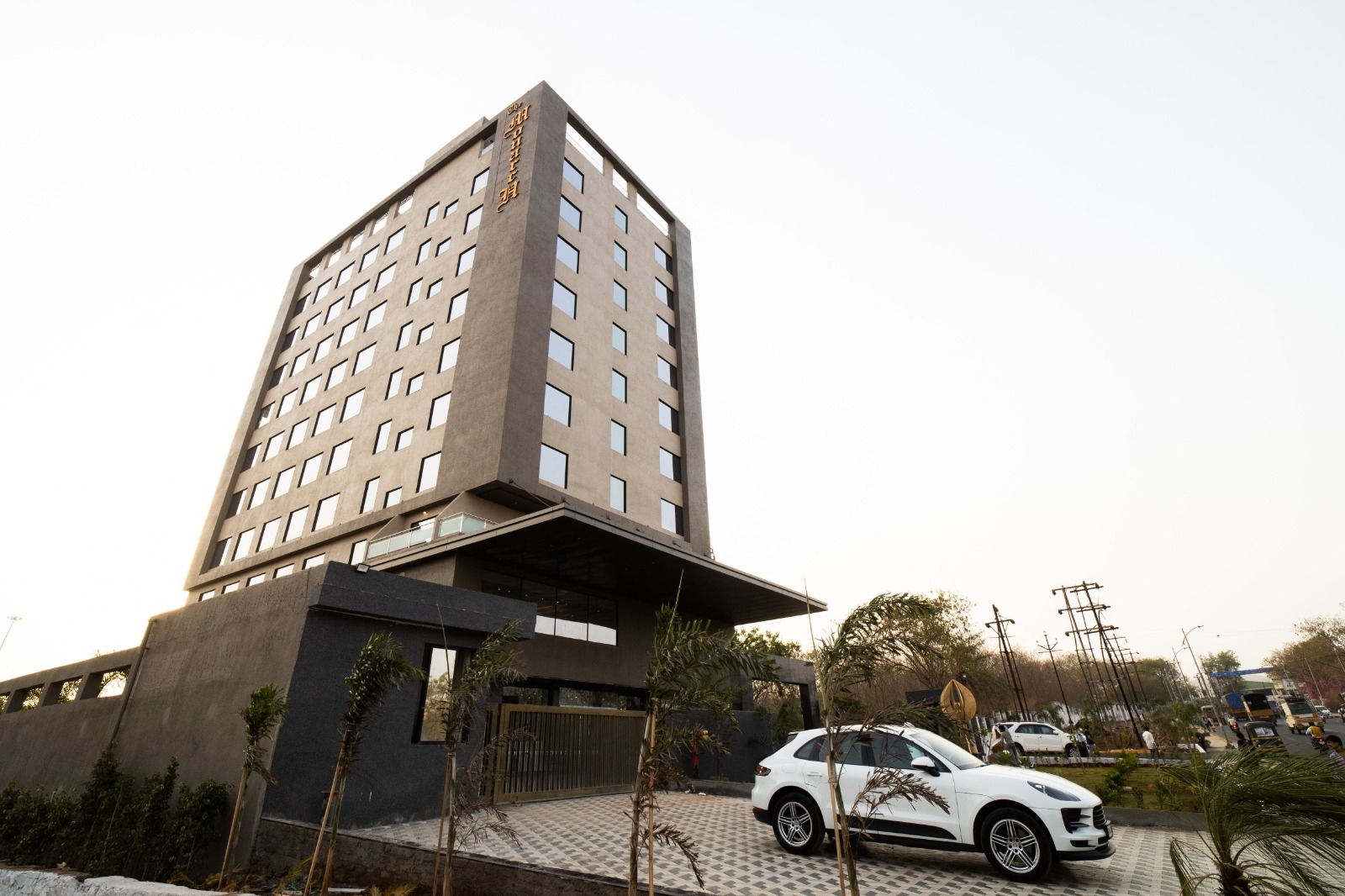 Hotel Monarch Chakan