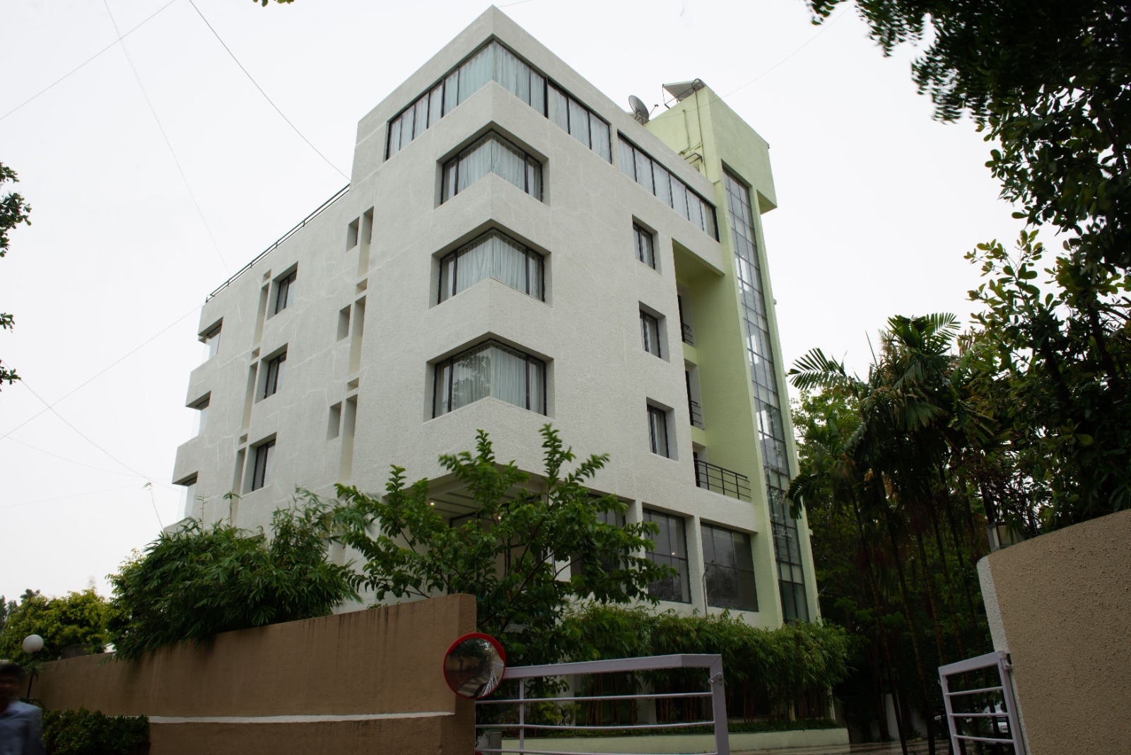 Monarch Montvert Baner, Pune